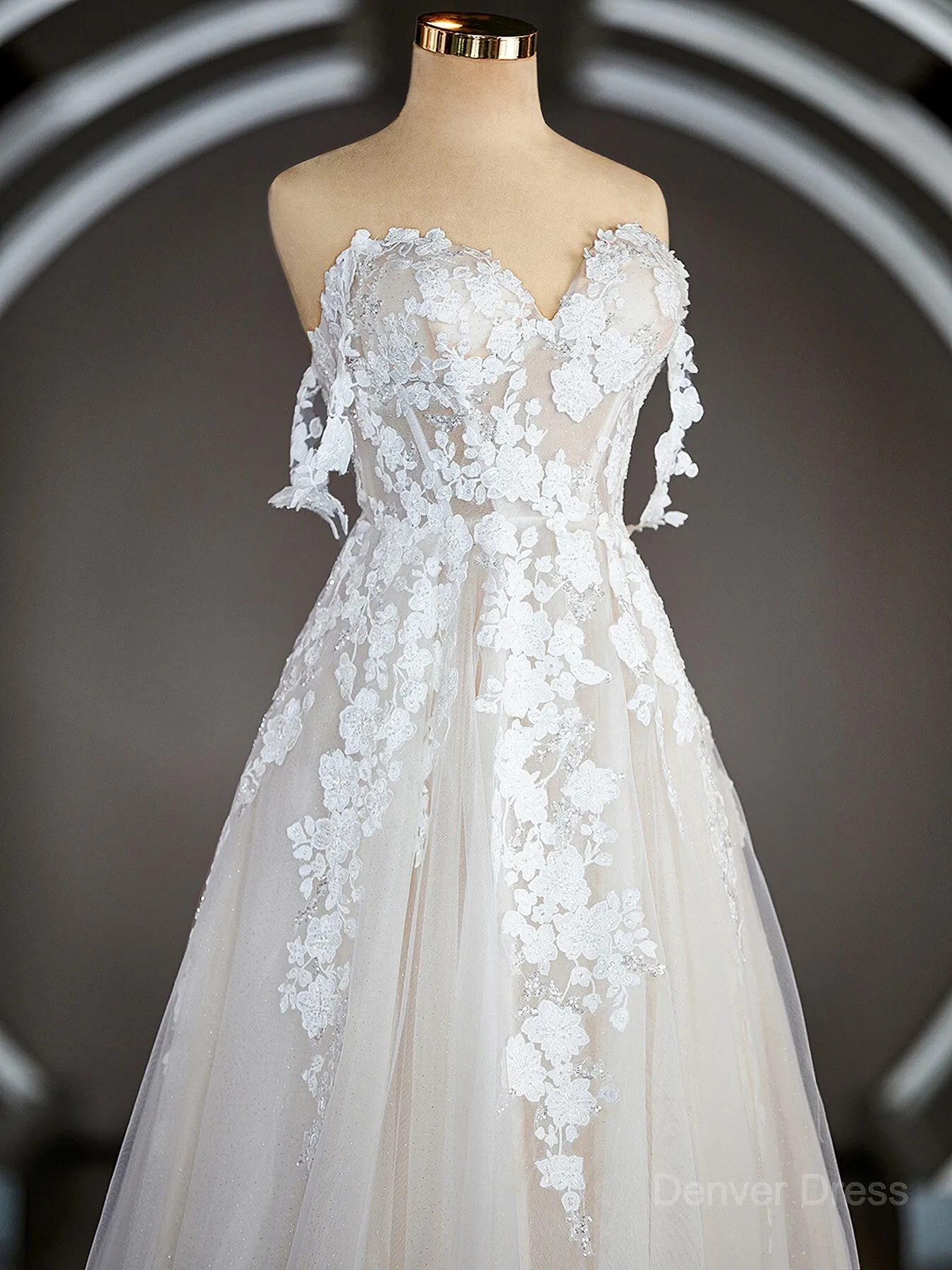 A-Line Off-the-Shoulder Chapel Train Tulle Wedding Dresses with Appliques Lace