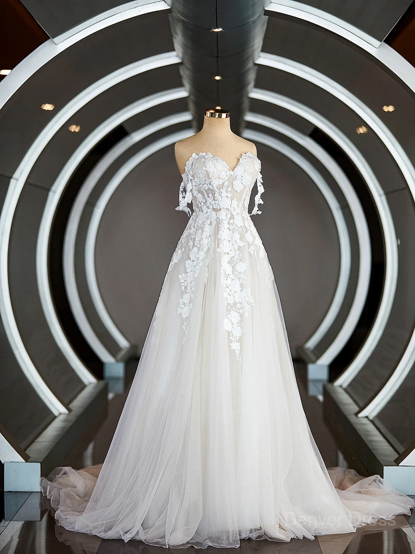 A-Line Off-the-Shoulder Chapel Train Tulle Wedding Dresses with Appliques Lace