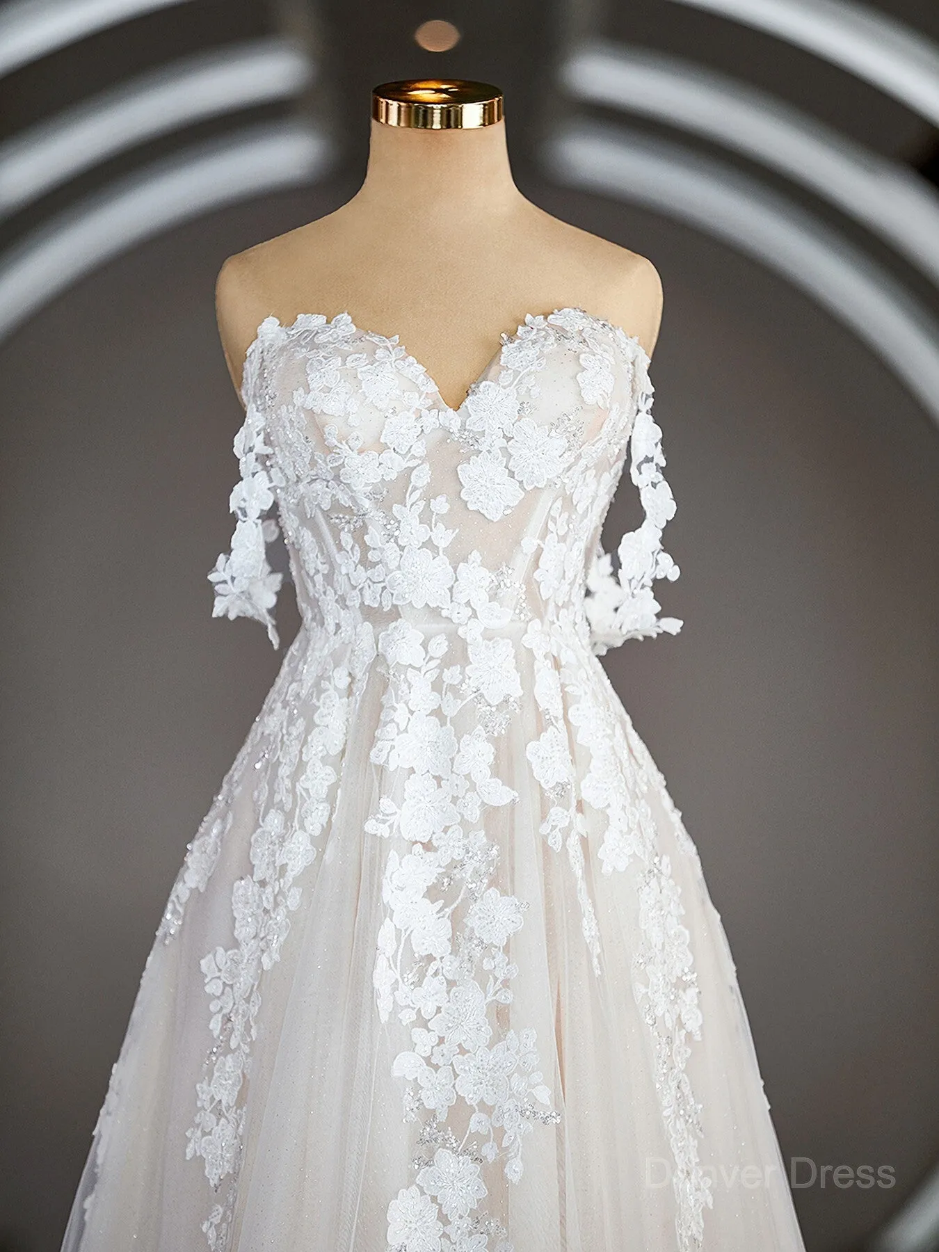 A-Line Off-the-Shoulder Chapel Train Tulle Wedding Dresses with Appliques Lace