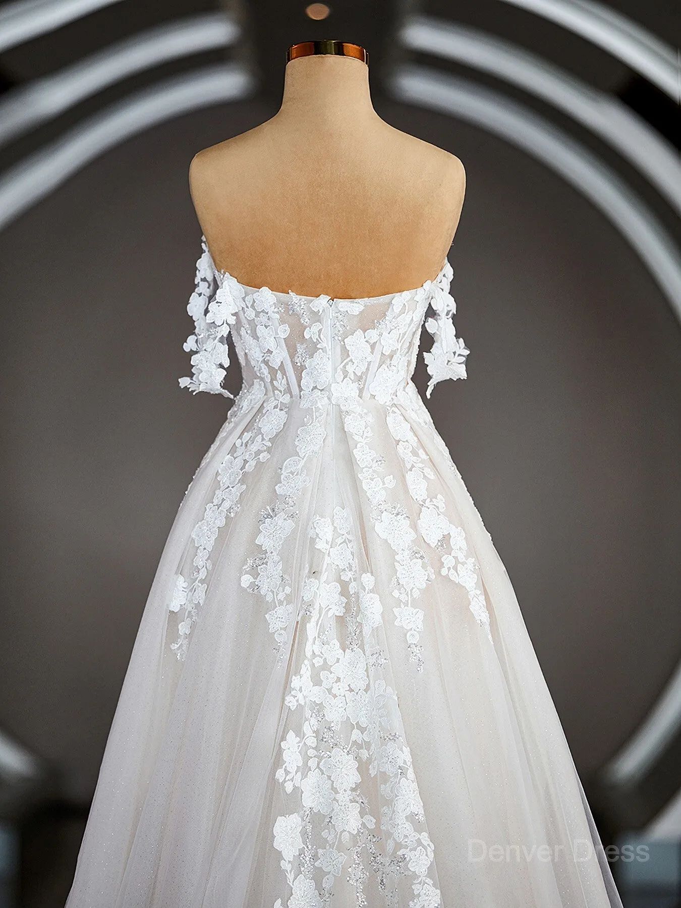 A-Line Off-the-Shoulder Chapel Train Tulle Wedding Dresses with Appliques Lace