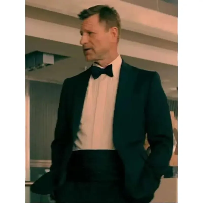 The Bricklayer Aaron Eckhart Black Suit